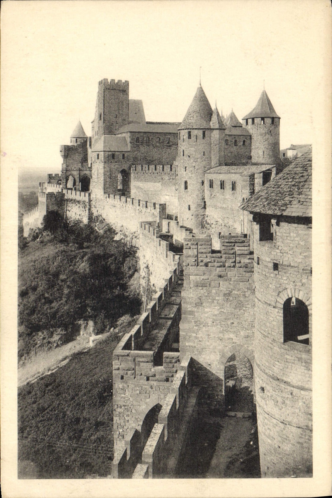 CPA Cite de Carcassonne le chateau defenses du front occidental