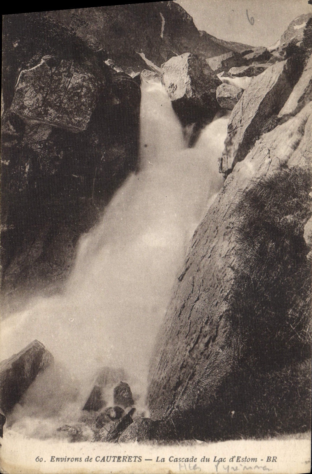 CPA Environs de Cauterets la cascade du Lac d'Estom