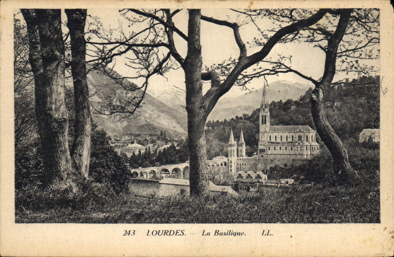 CPA Lourdes la Basilique 