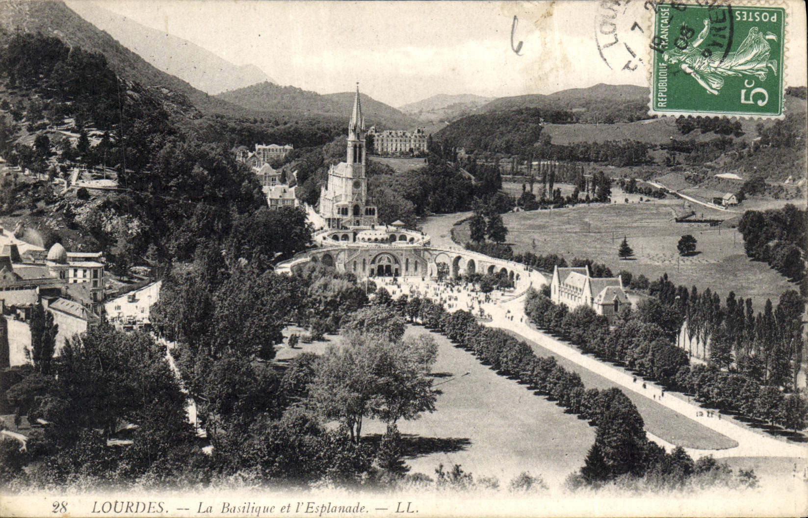 CPA Lourdes la Basilique et l'Esplanade