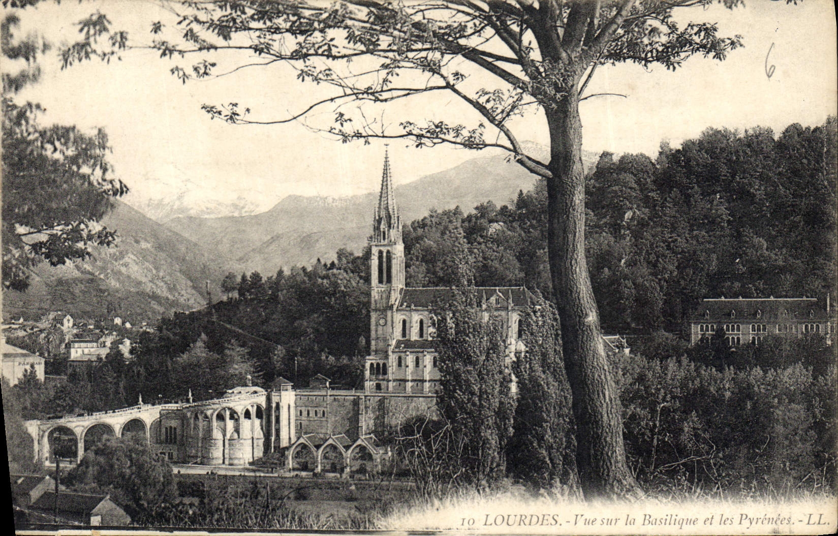 CPA Lourdes vue sur la Basilique et les Pyrenees 