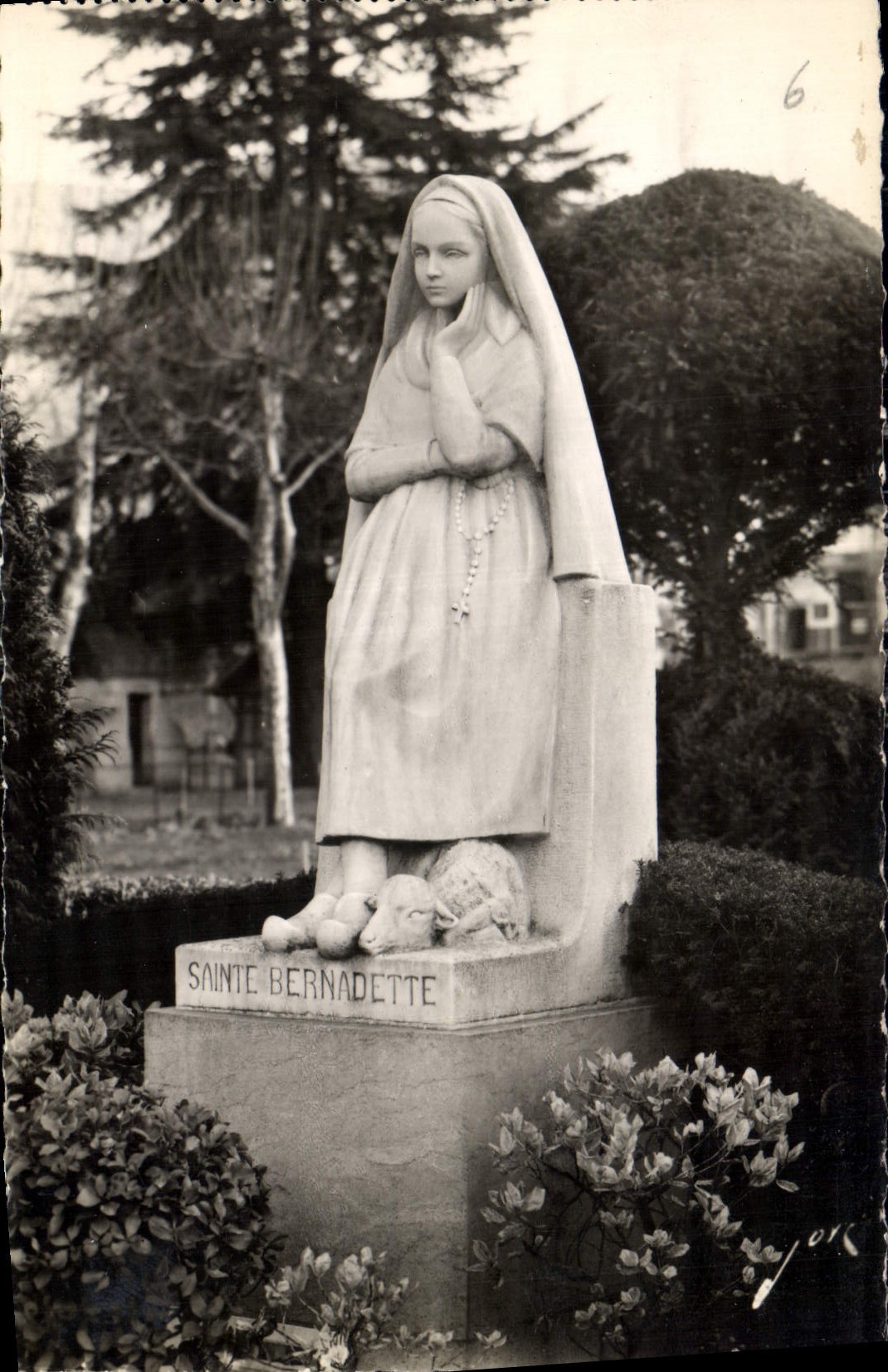 CPA Lourdes H P dans l'Esplanade de la Basilique Sainte Bernadette Hartmann sculpt 