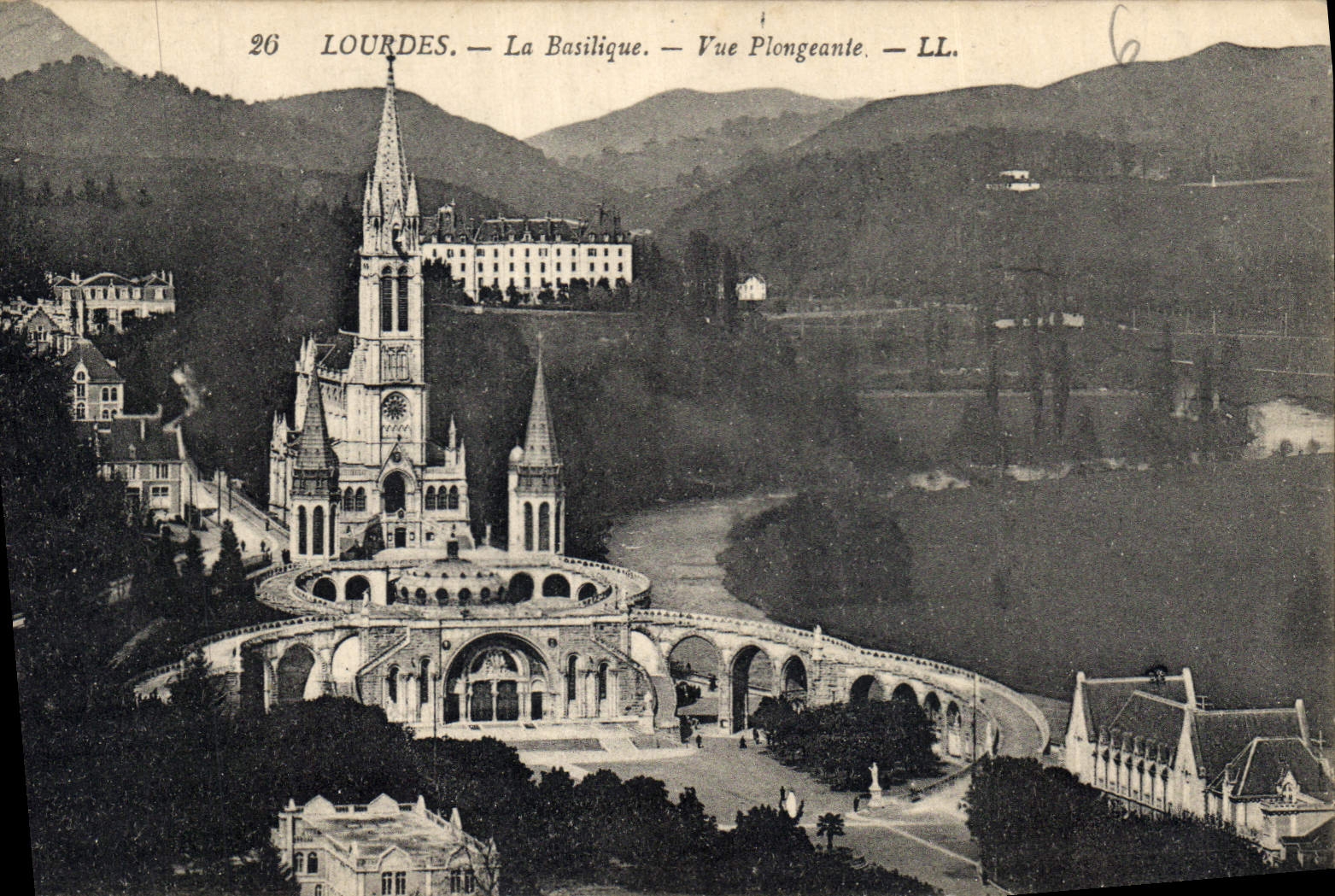 CPA Lourdes la Basilique vue plongeante 