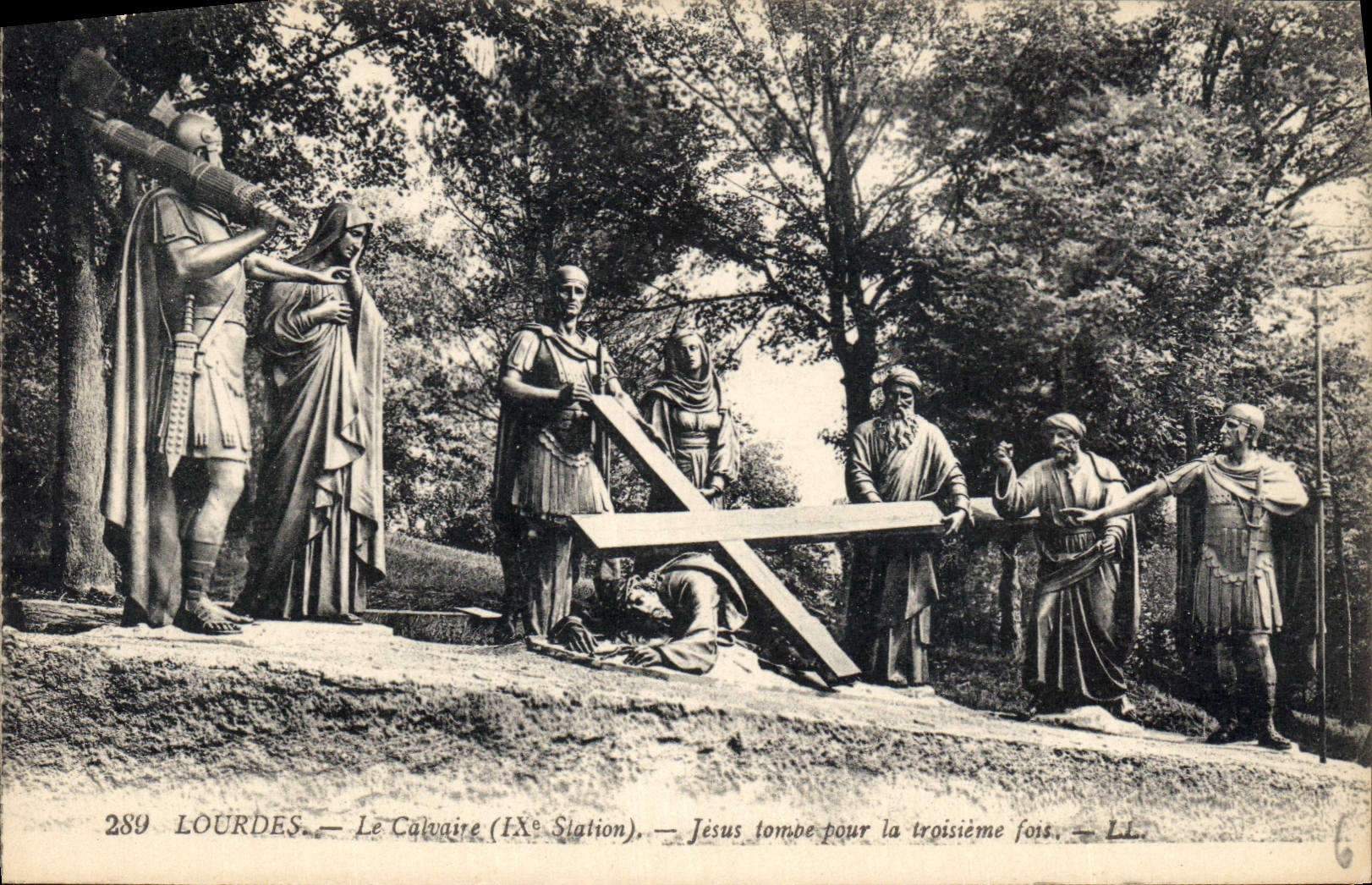 CPA Lourdes Le Calvaire Jesus tombe pour la troisieme fois 