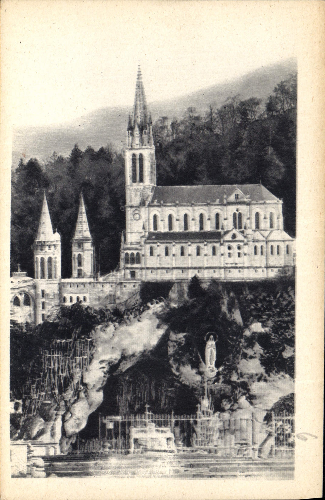 CPA Lourdes la Grotte et la Basilique 