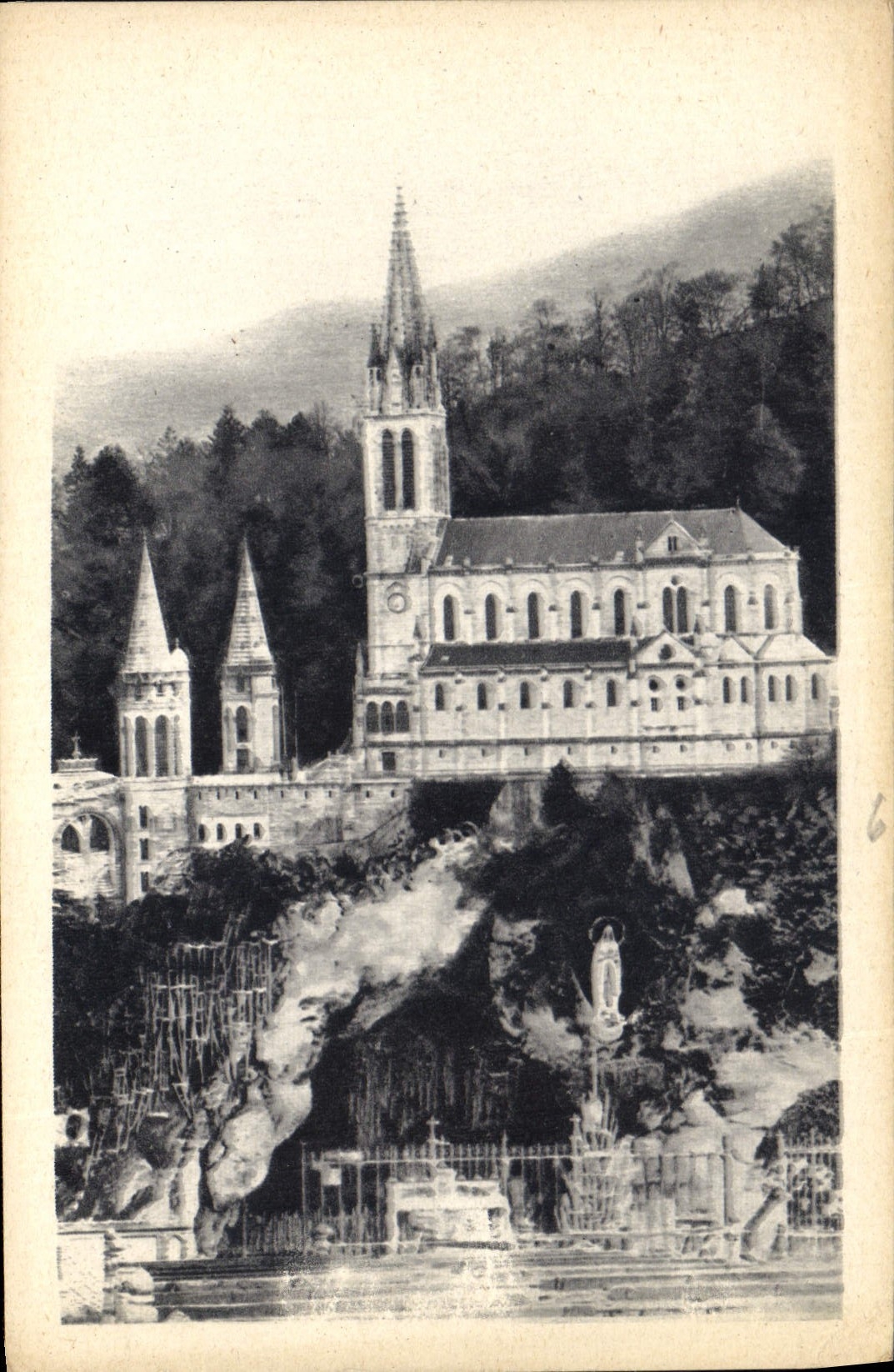 CPA Lourdes la Grotte et la Basilique 