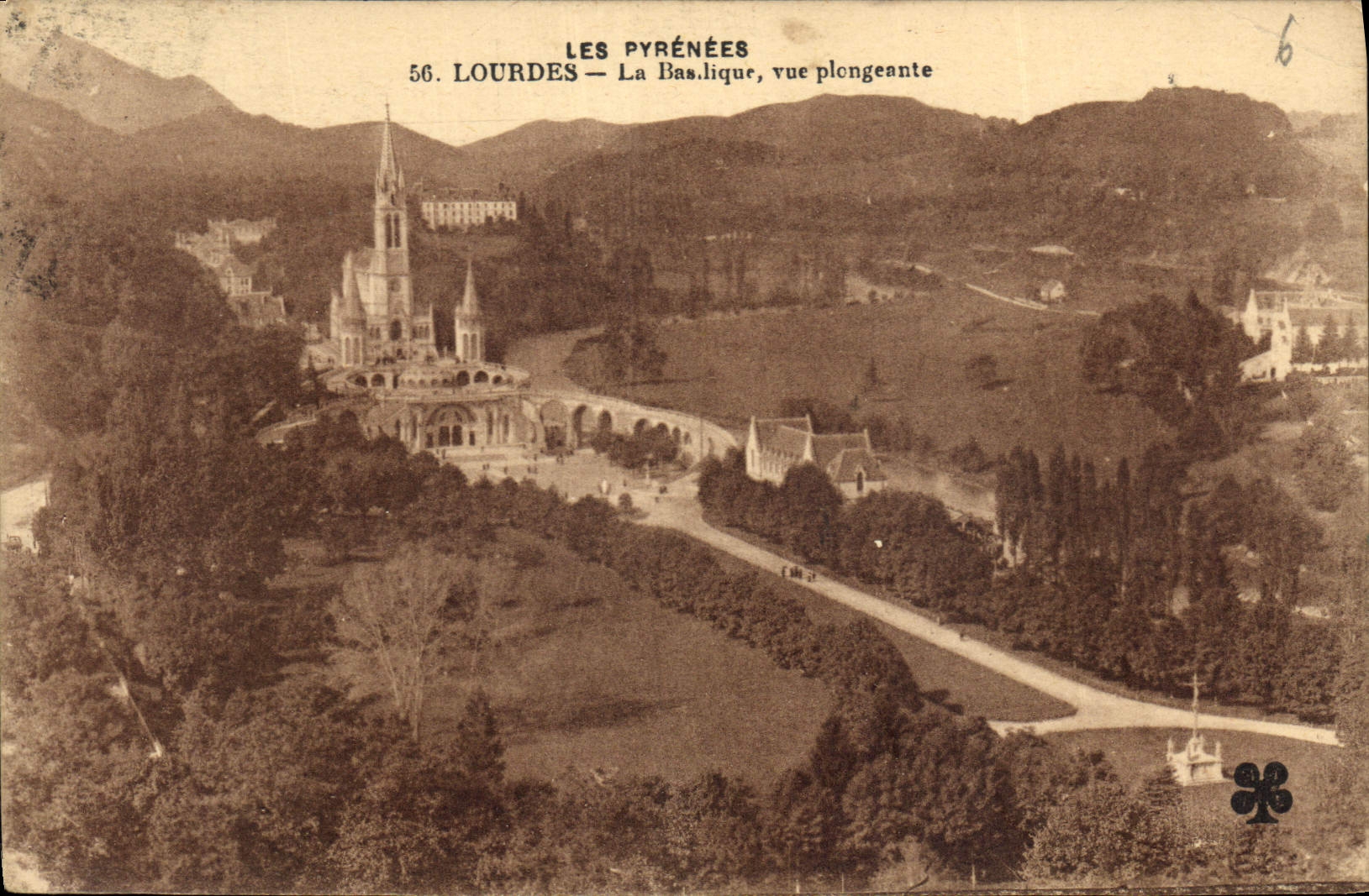 CPA Les Pyrenees Lourdes la Basilique vue plongeante 