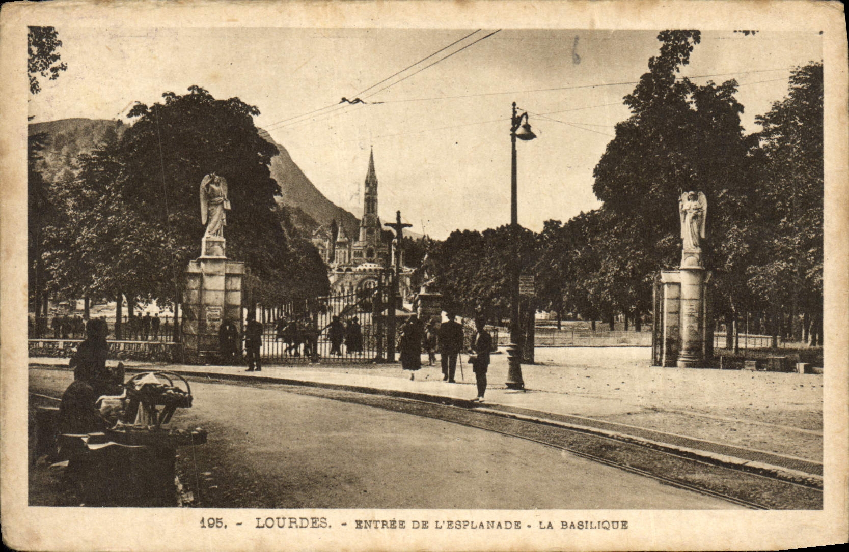 CPA Lourdes entree de l'Esplanade la Basilique 