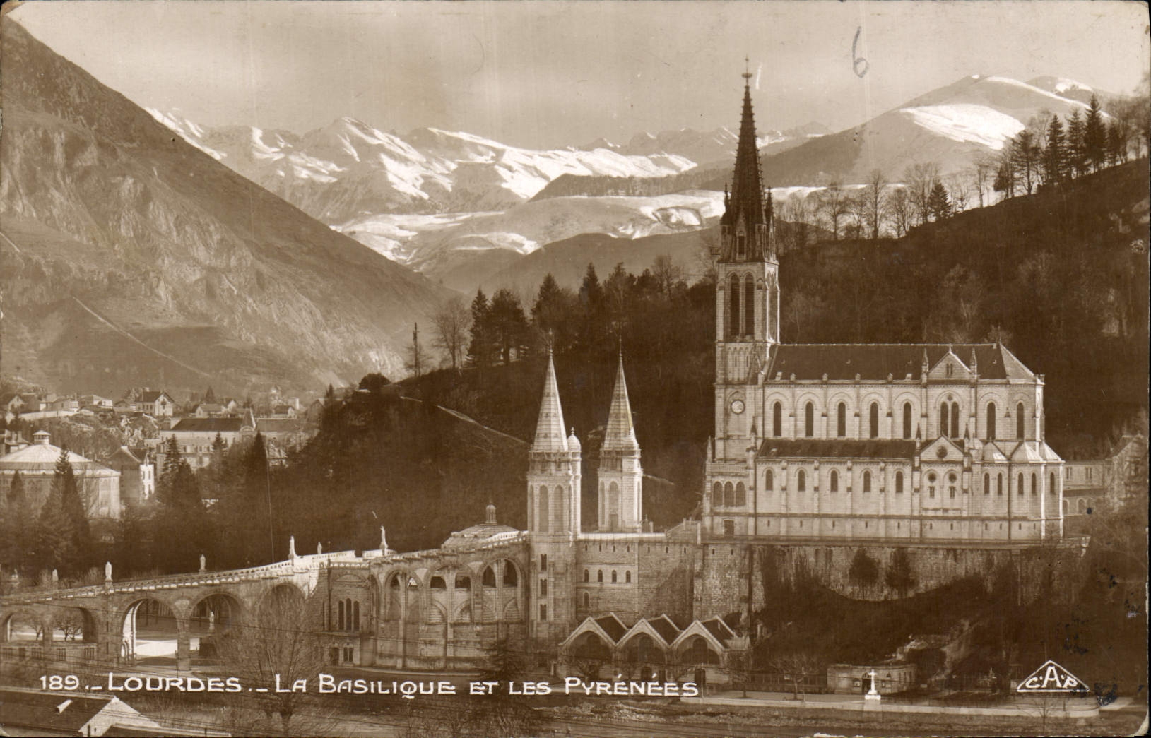CPA Lourdes la Basilique et les Pyrenees 