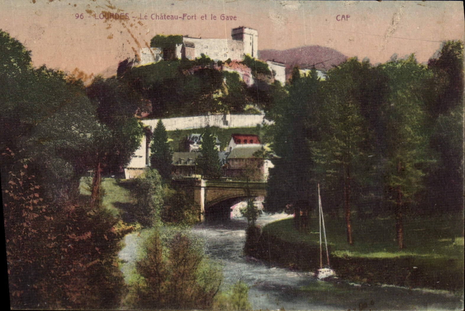 CPA Lourdes Le Chateau Fort et le Gave 