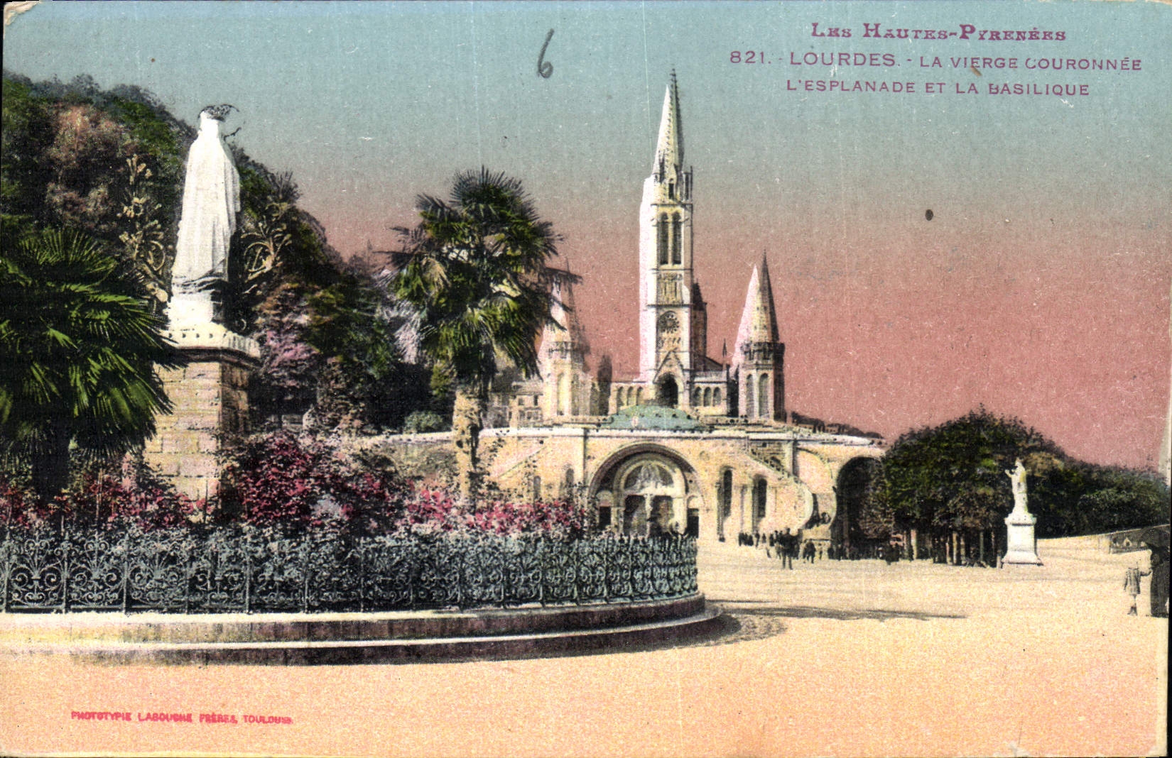CPA Les Hautes Pyrenees Lourdes la Vierge couronnee l'esplanade et la Basilique 
