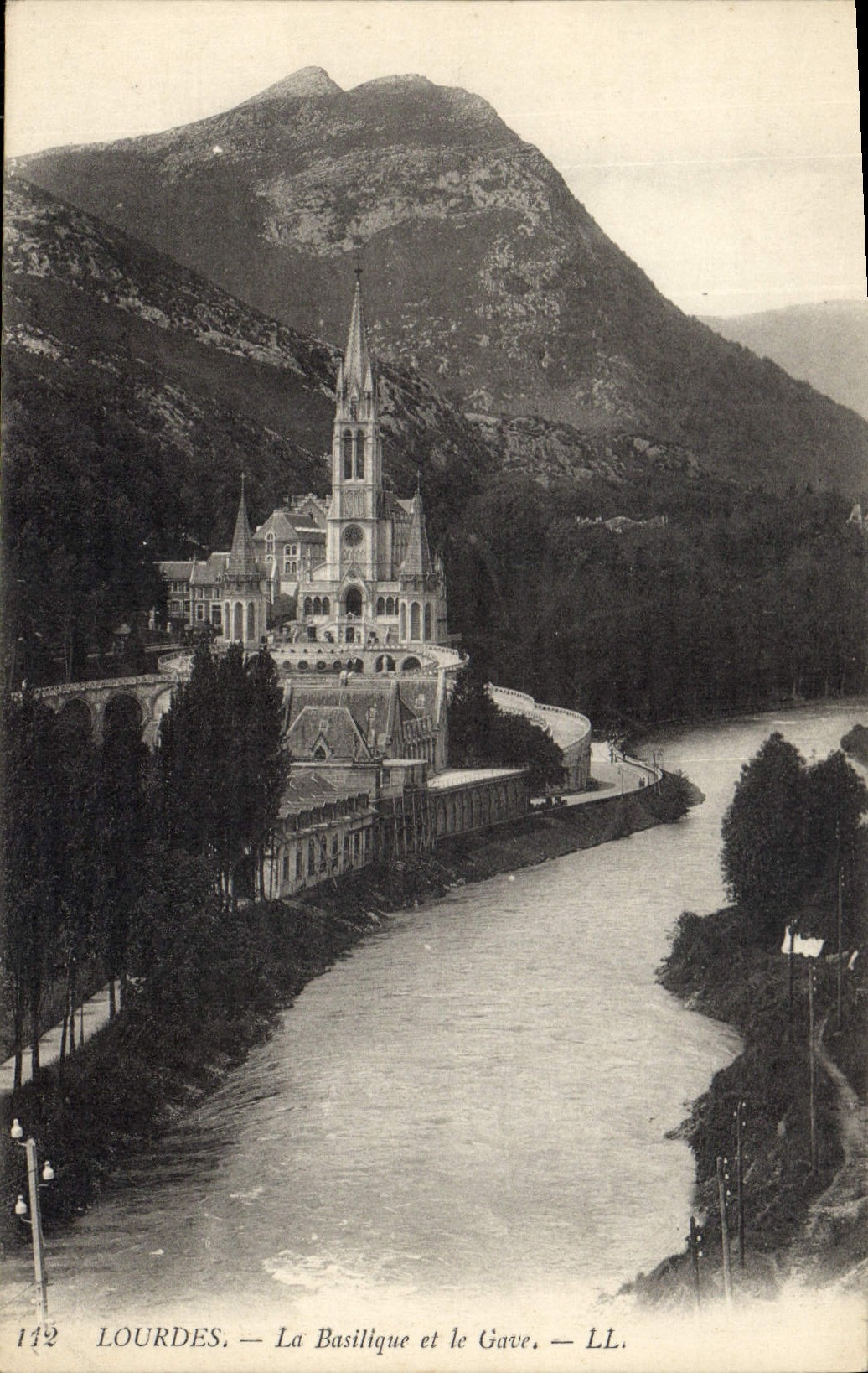 CPA Lourdes La Basilique et le Gave 