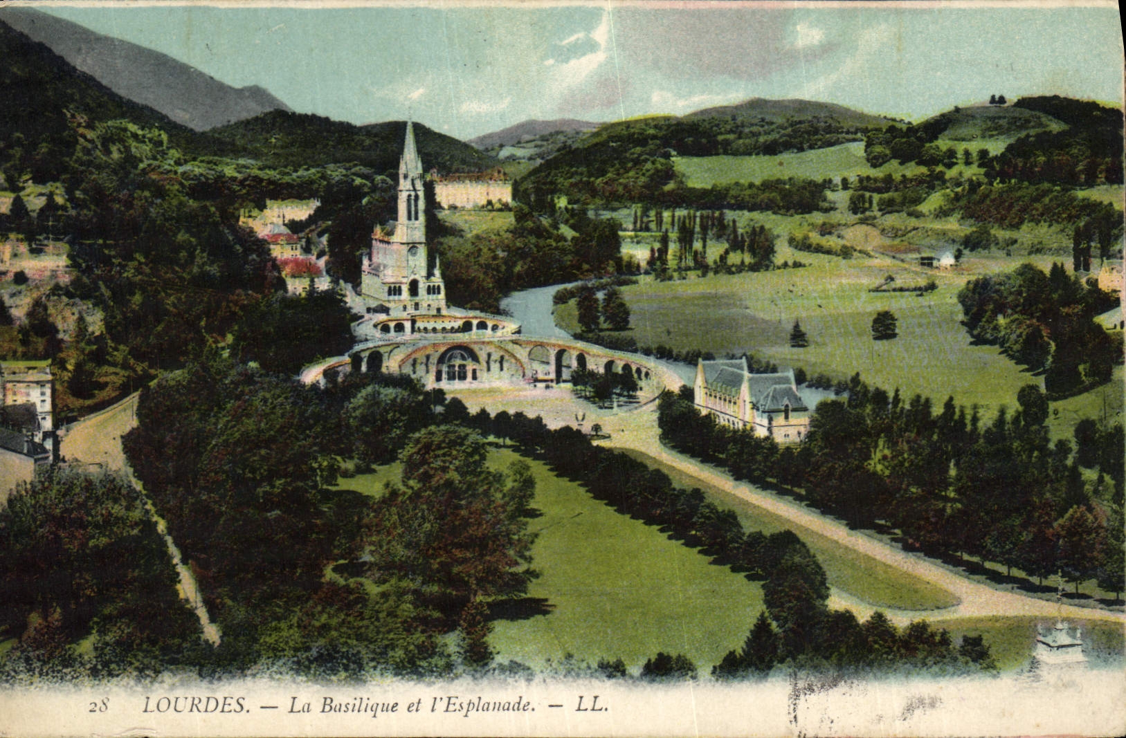 CPA Lourdes la Basilique et l'Esplanade 