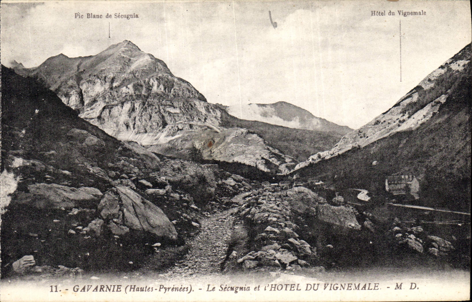 CPA Gavarnie Hautes Pyrenees le Secugnia et l'Hotel du Vignemale 
