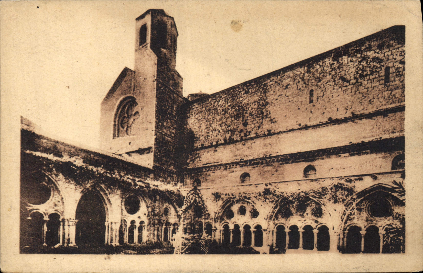 CPA Environs de Narbonne Abbaye de Fontfroide Les Cloitres et la Tour de l'Eglise 