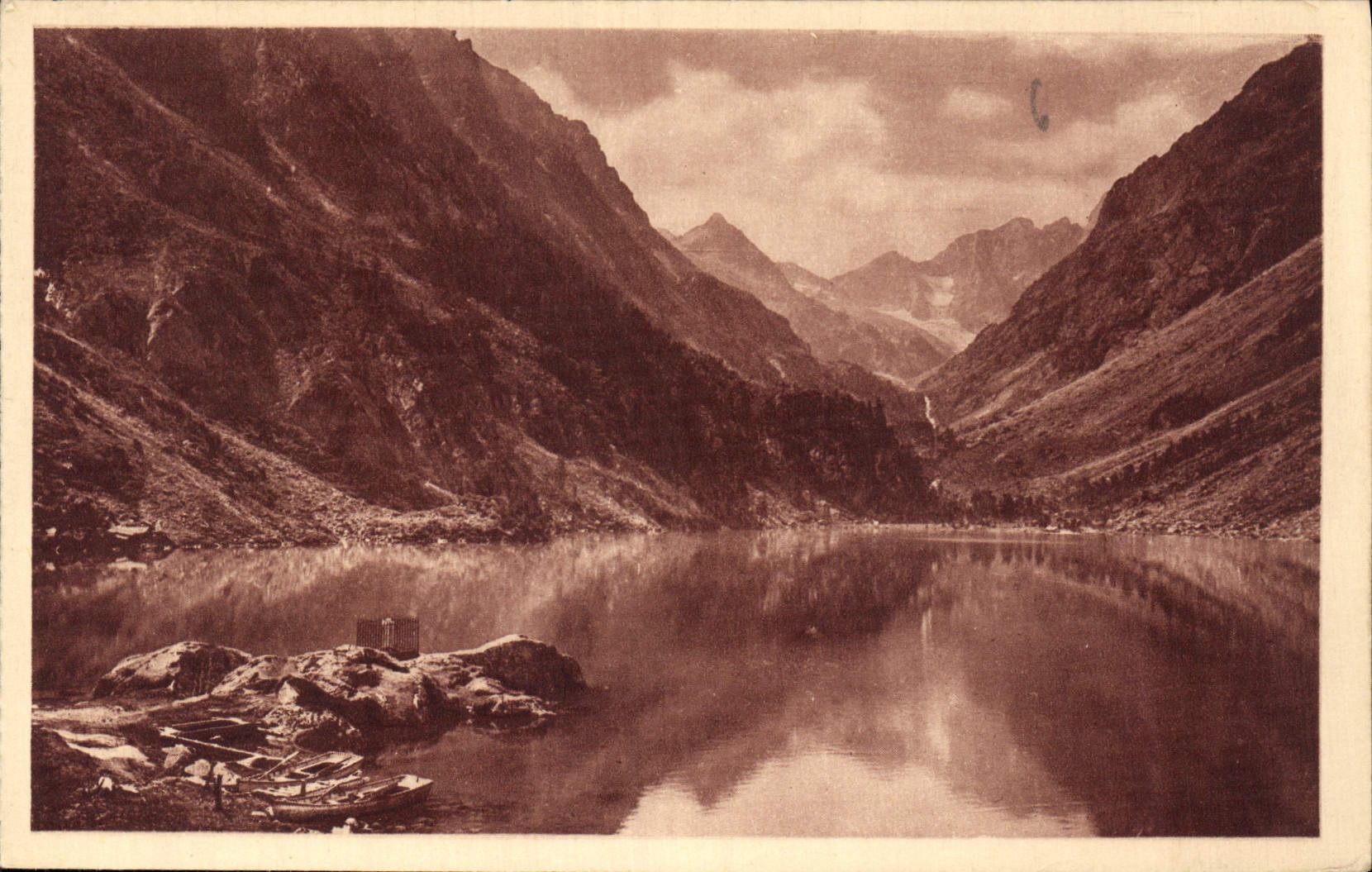 CPA Env de Cauterets le Lac de Gaube et le Vignemale