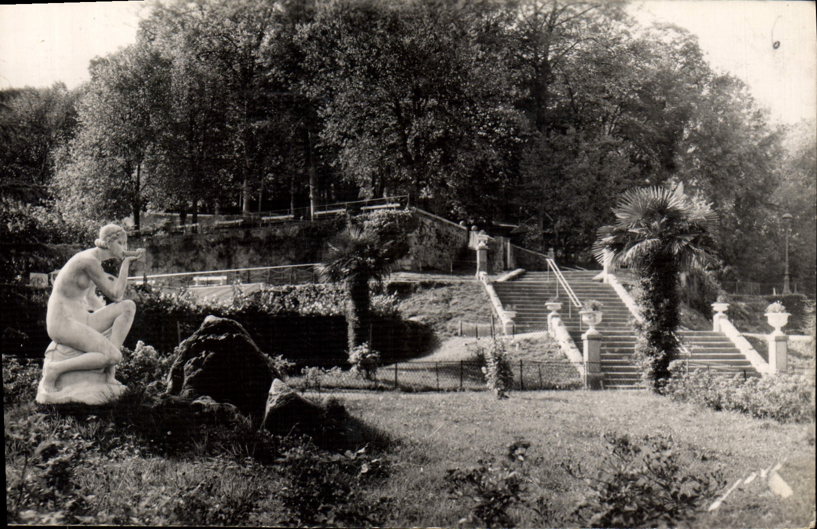 CPA Toute la France Bagneres de Bigorre H P un coin du Parc
