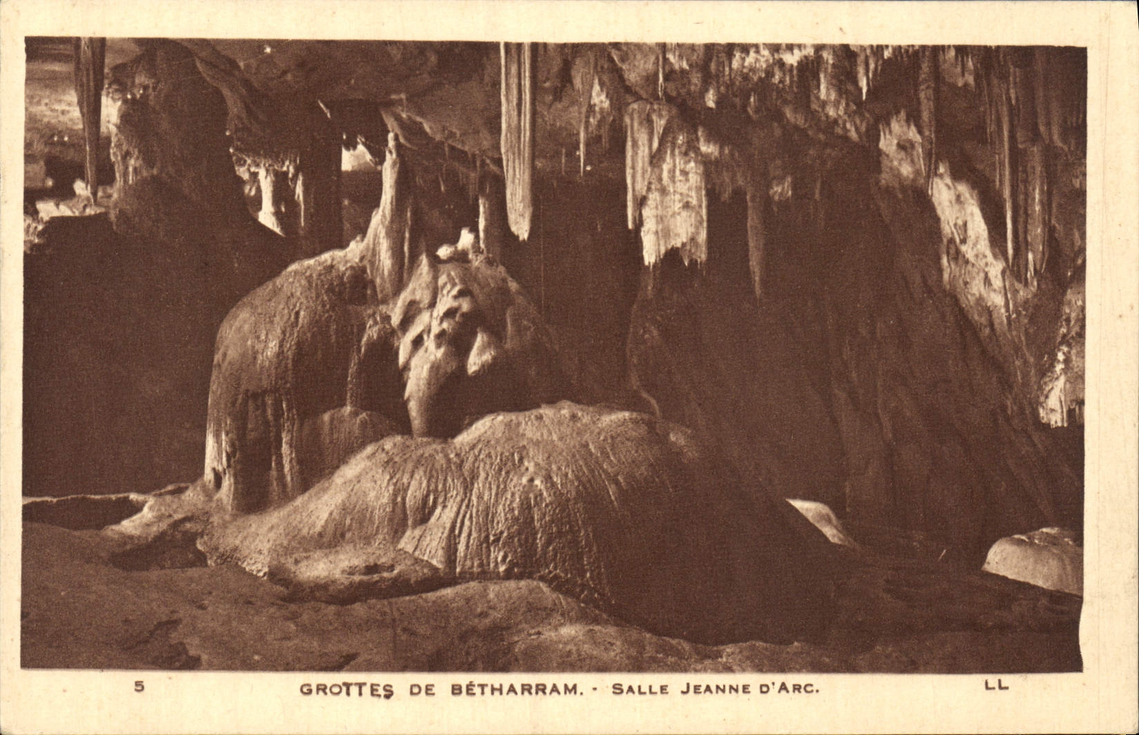 CPA Grottes de Betharram Salle Jeanne d'Arc 