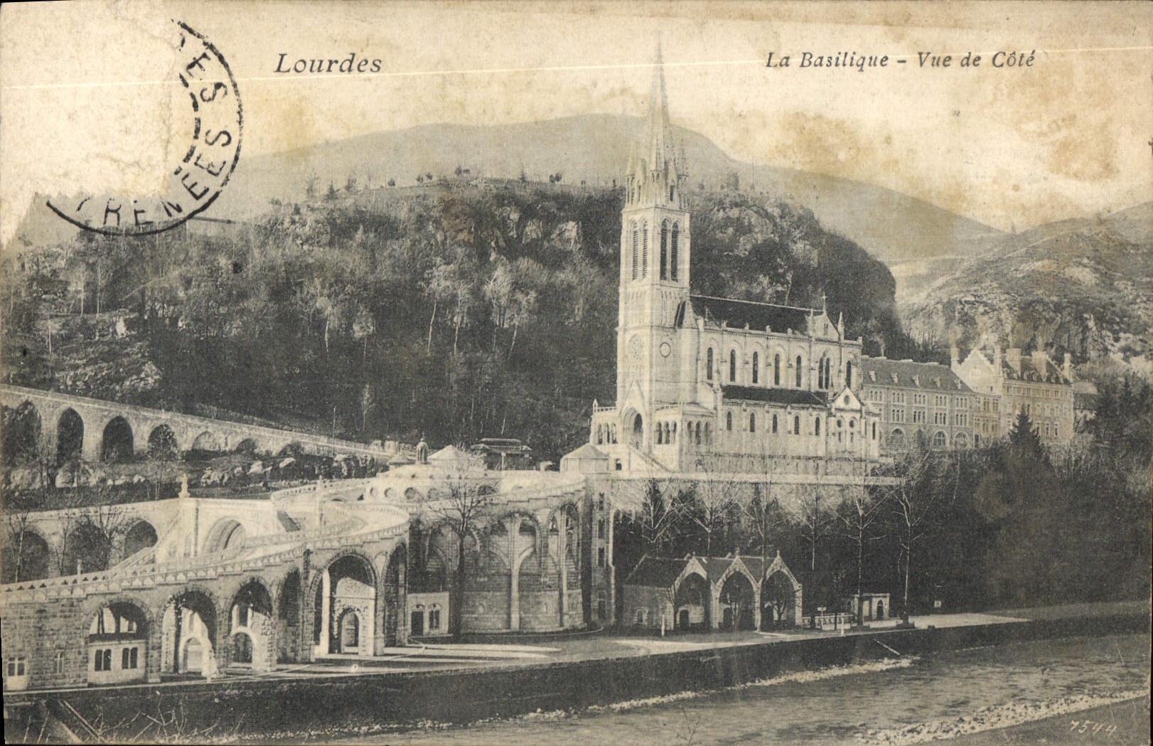 CPA Lourdes la Basilique vue du Cote 