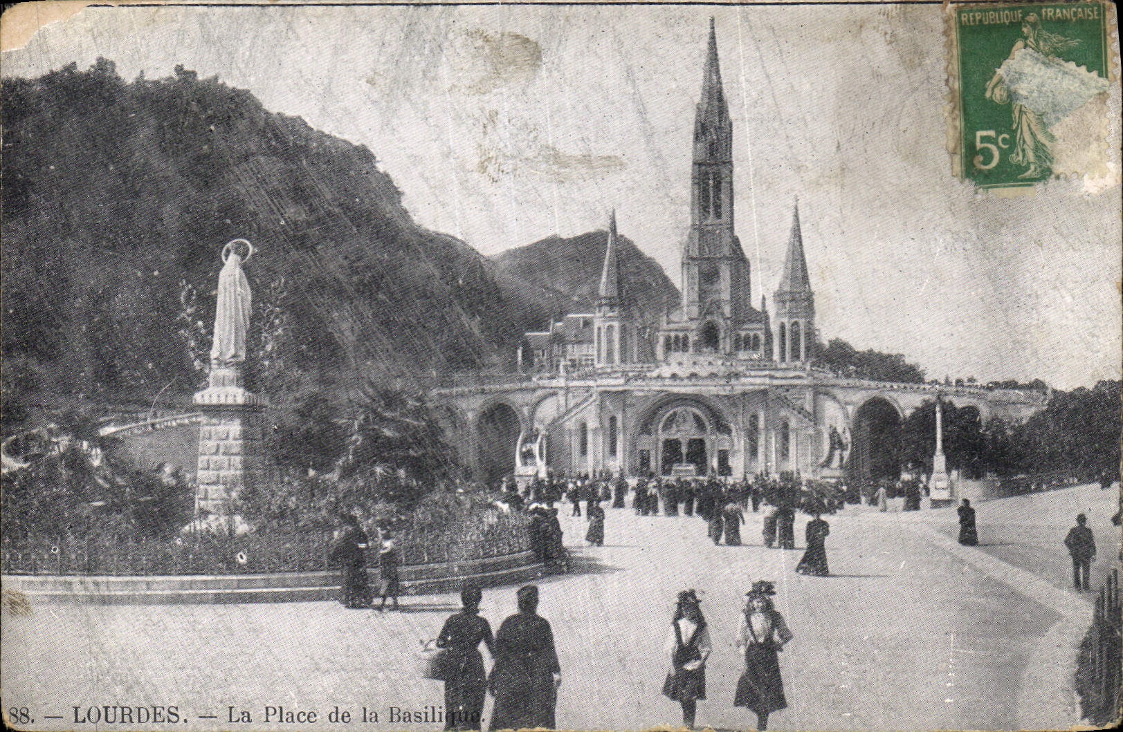 CPA Lourdes la Place de la Basilique 