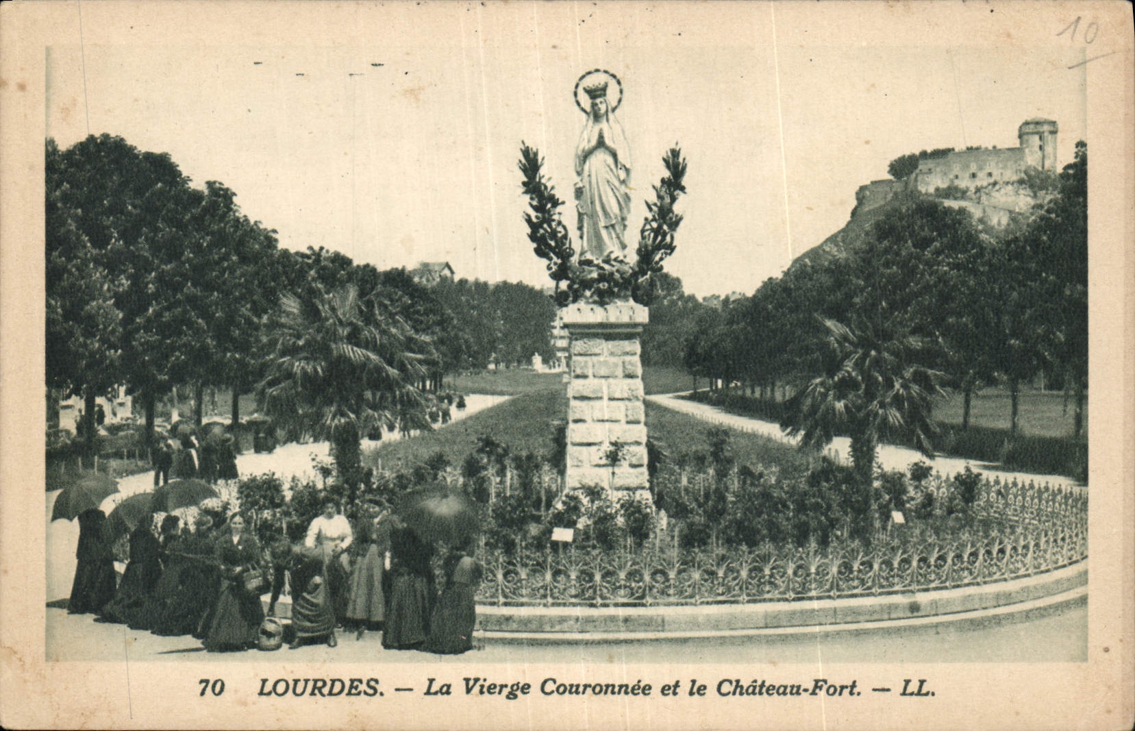 CPA Lourdes la Vierge Couronnee et le Chateau Fort 