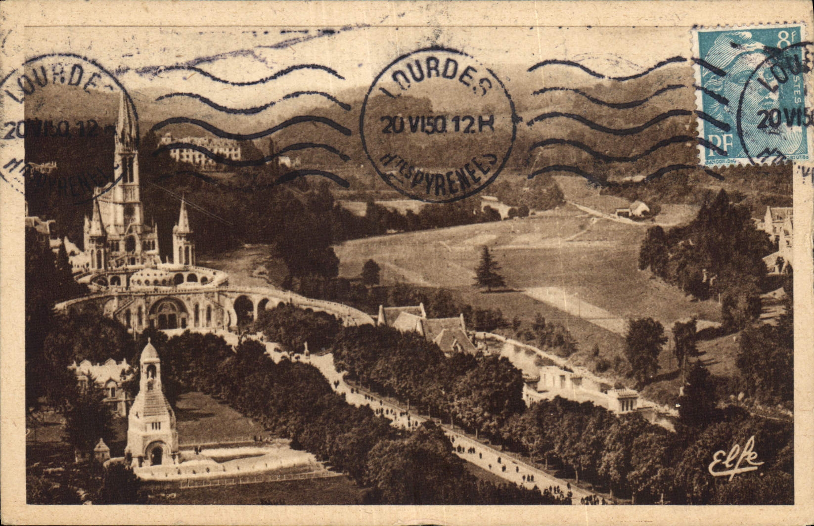 CPA Lourdes vue plongeante sur l'Esplanade et la Basilique 