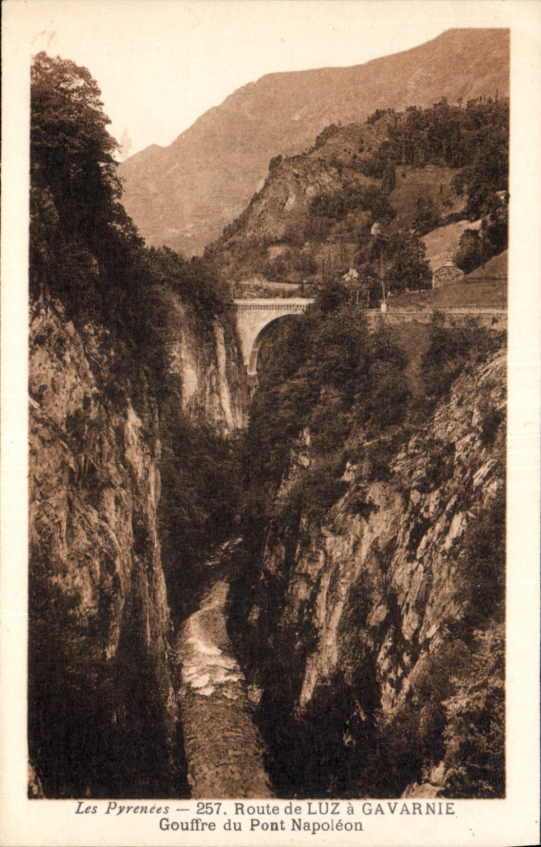 CPA Les Pyrenees Route de Luz a Gavarnie Gouffre du Pont Napoleon 