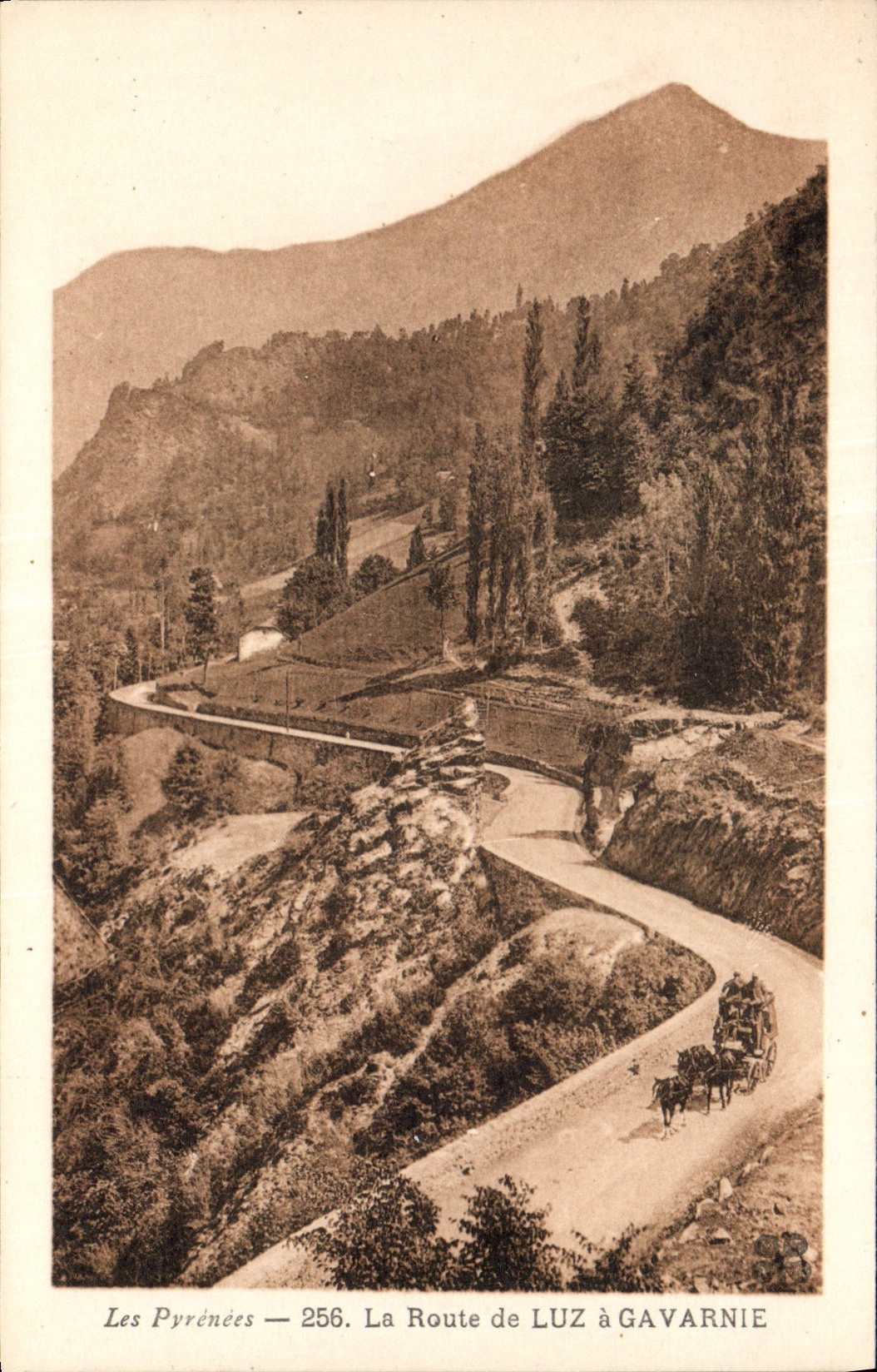 CPA Les Pyrenees La Route de Luz a Gavarnie 
