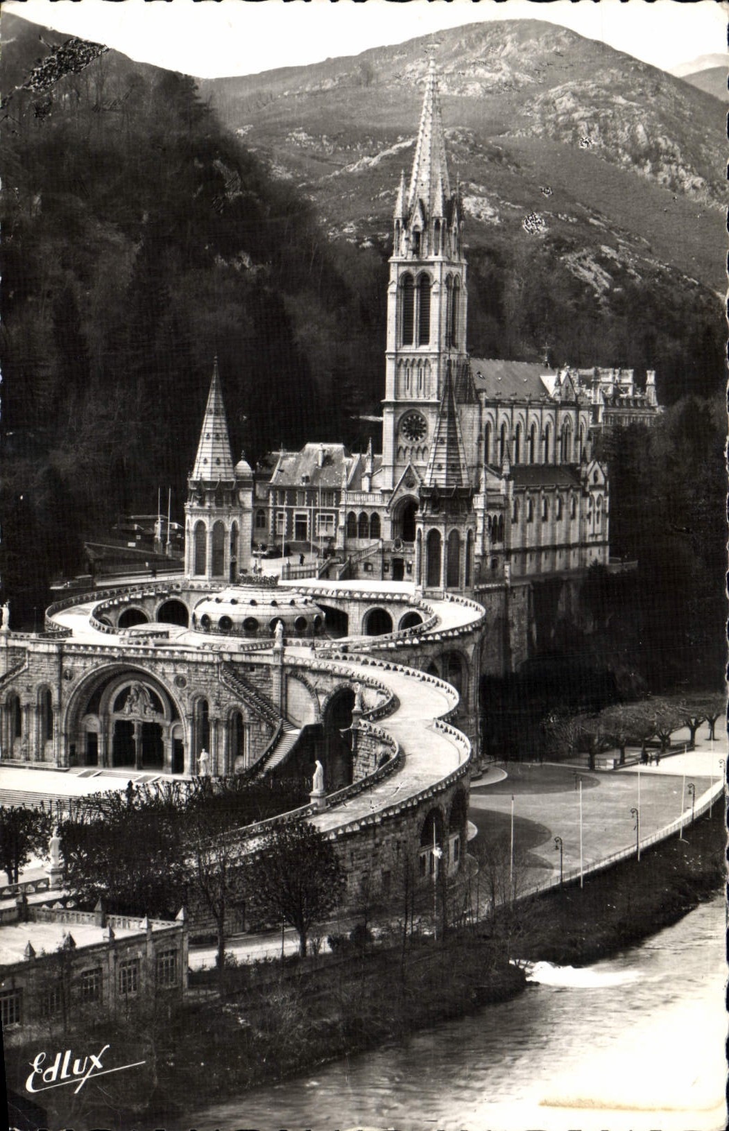 CPA Lourdes la Basilique et le Gave 