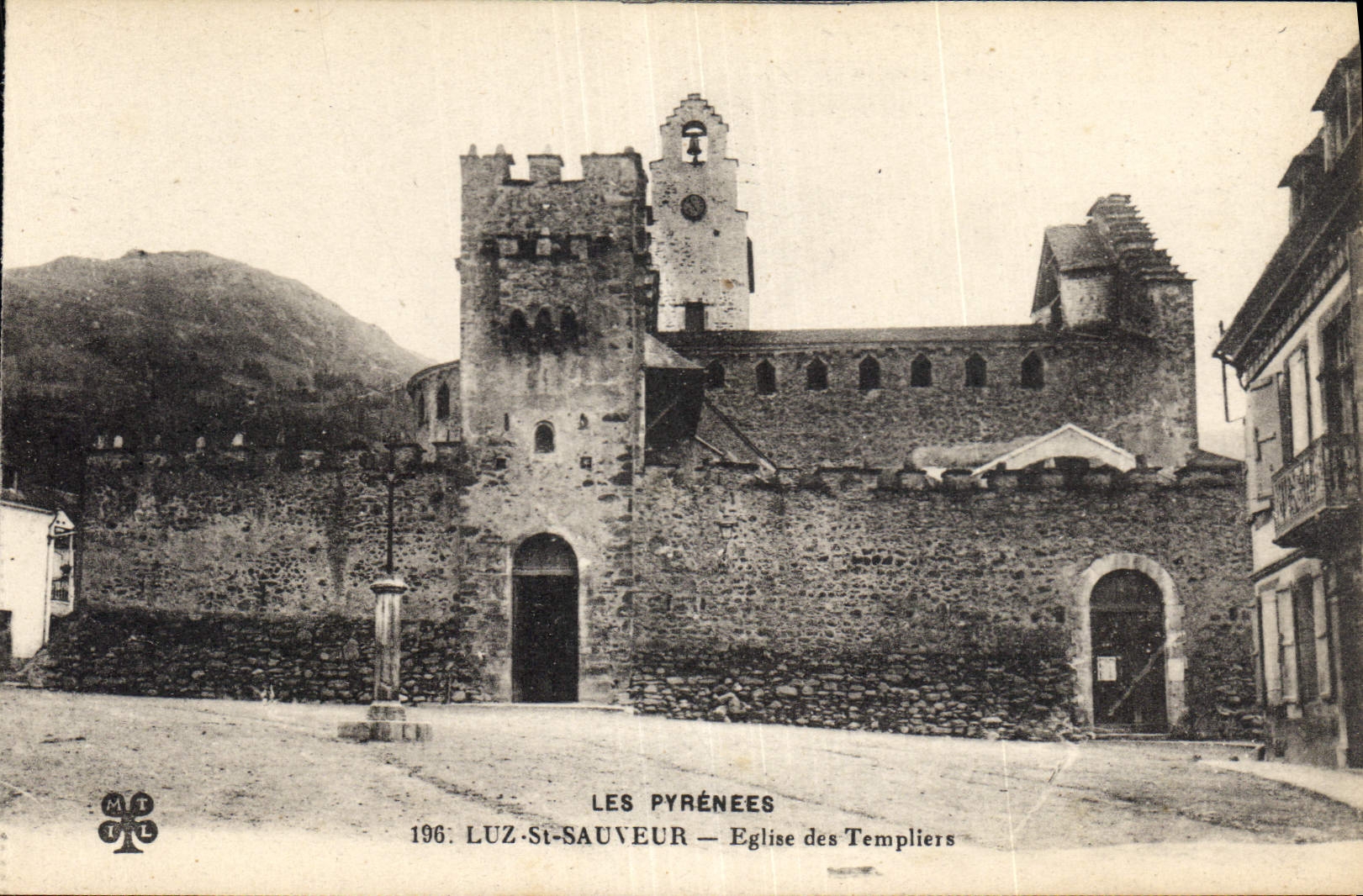 CPA Les Pyrenees Luz st Sauveur Eglise des Templiers 