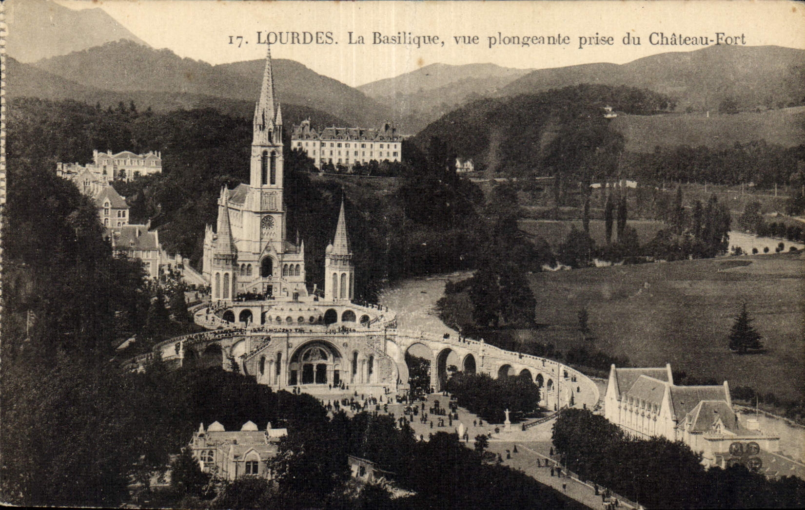 CPA Lourdes la Basilique vue plongeante prise du Chateau Fort 