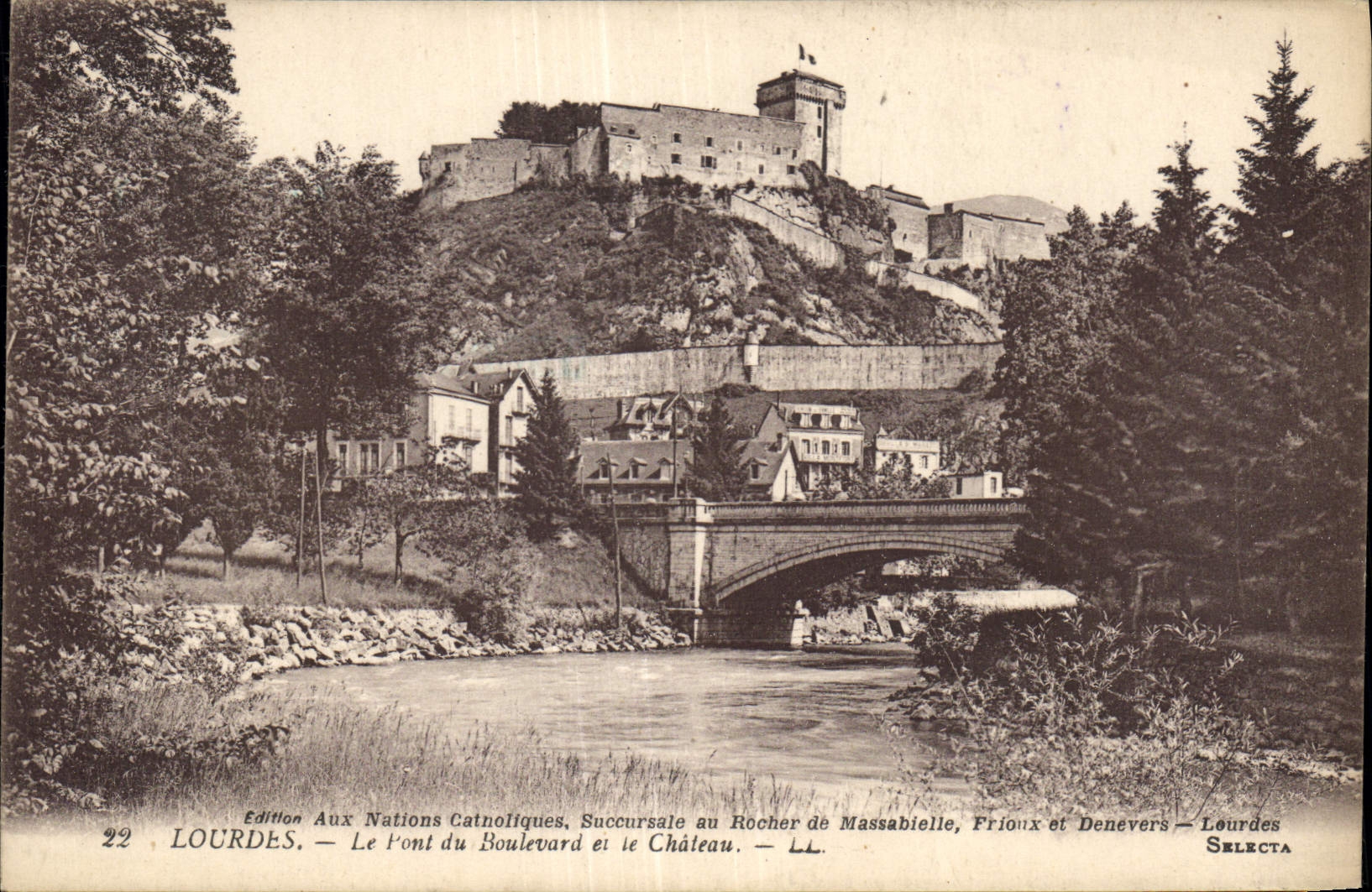 CPA Lourdes Le Pont du Boulevard et le Chateau 