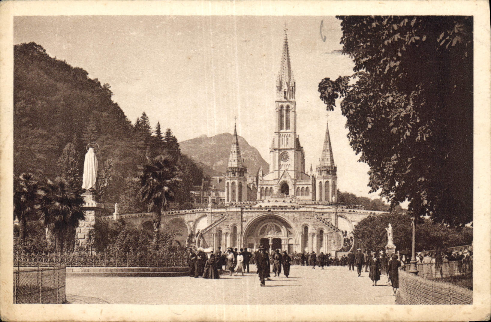 CPA Lourdes la Basilique et la Vierge Couronnee 