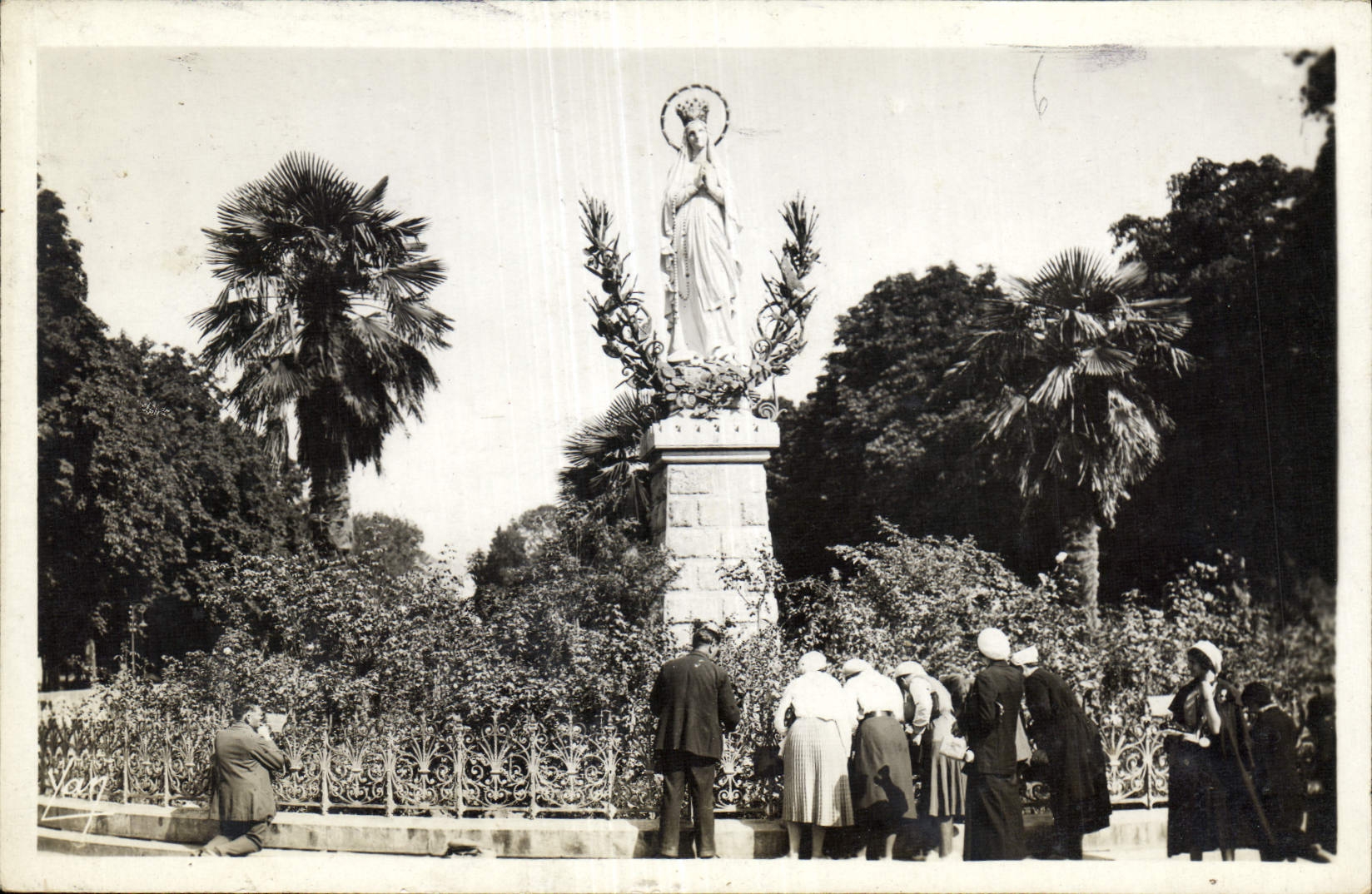 CPA Lourdes la Vierge Couronnee 