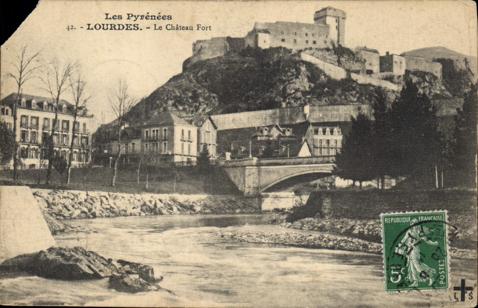 CPA Les Pyrenees Lourdes le Chateau Fort 
