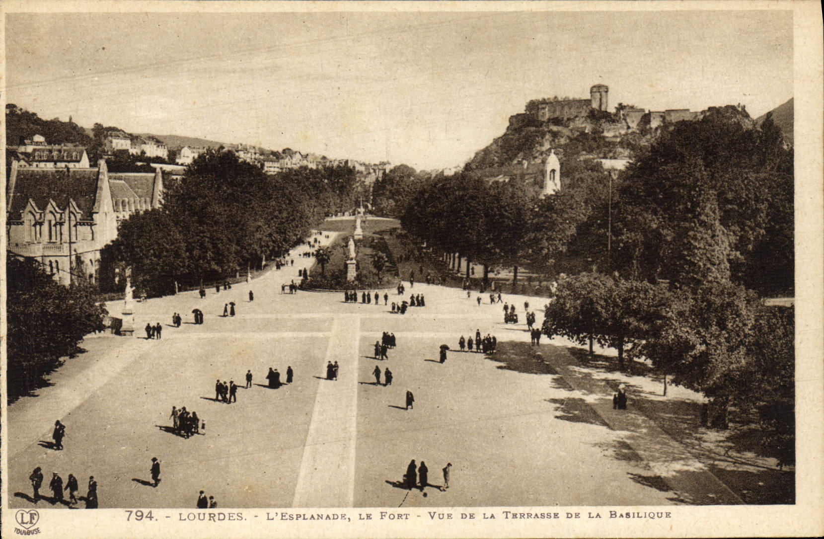 CPA Lourdes l'Esplanade le Fort vue de la Terrasse de la Basilique 
