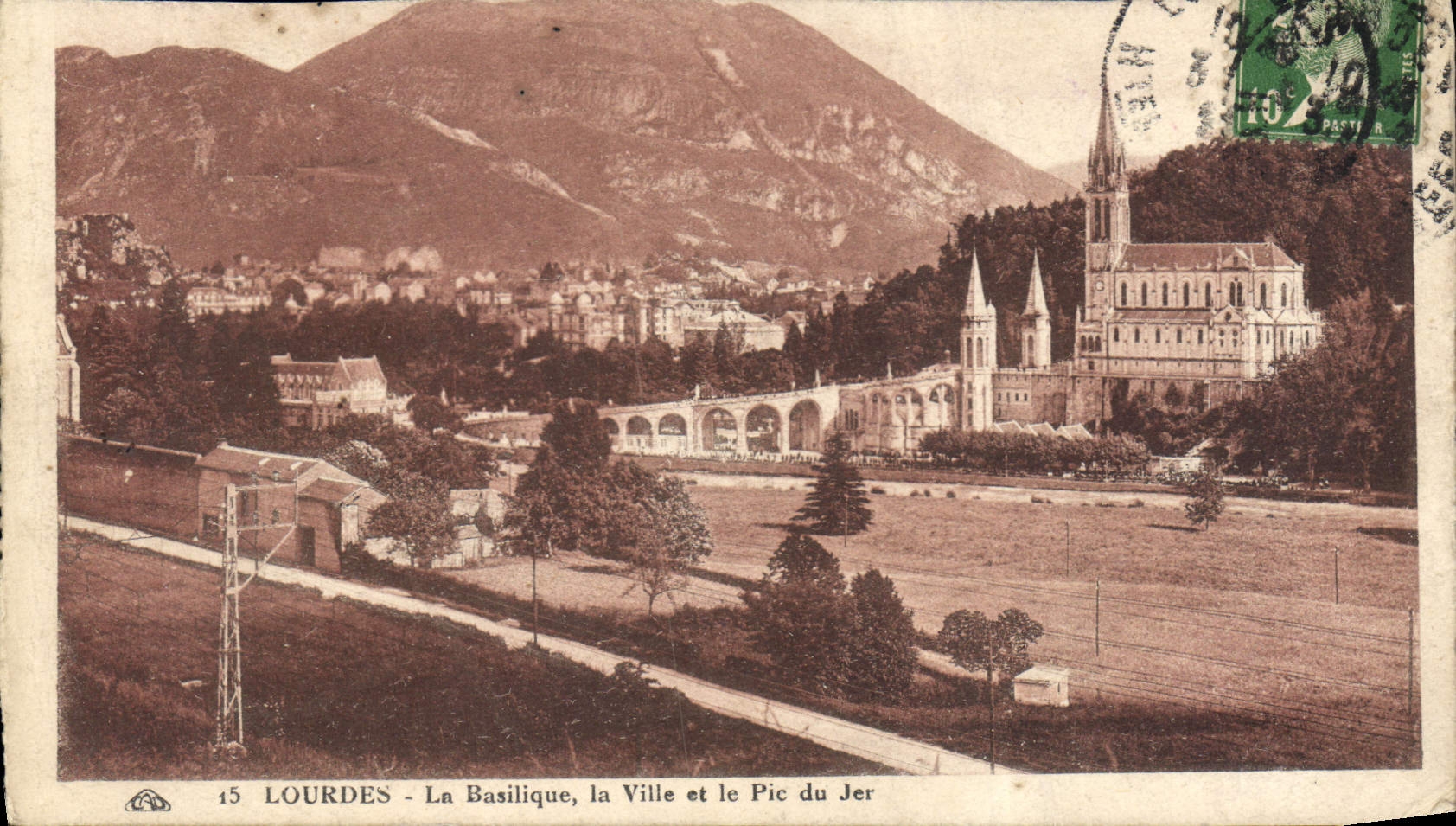 CPA Lourdes la Basilique la ville et le Pic du Jer 