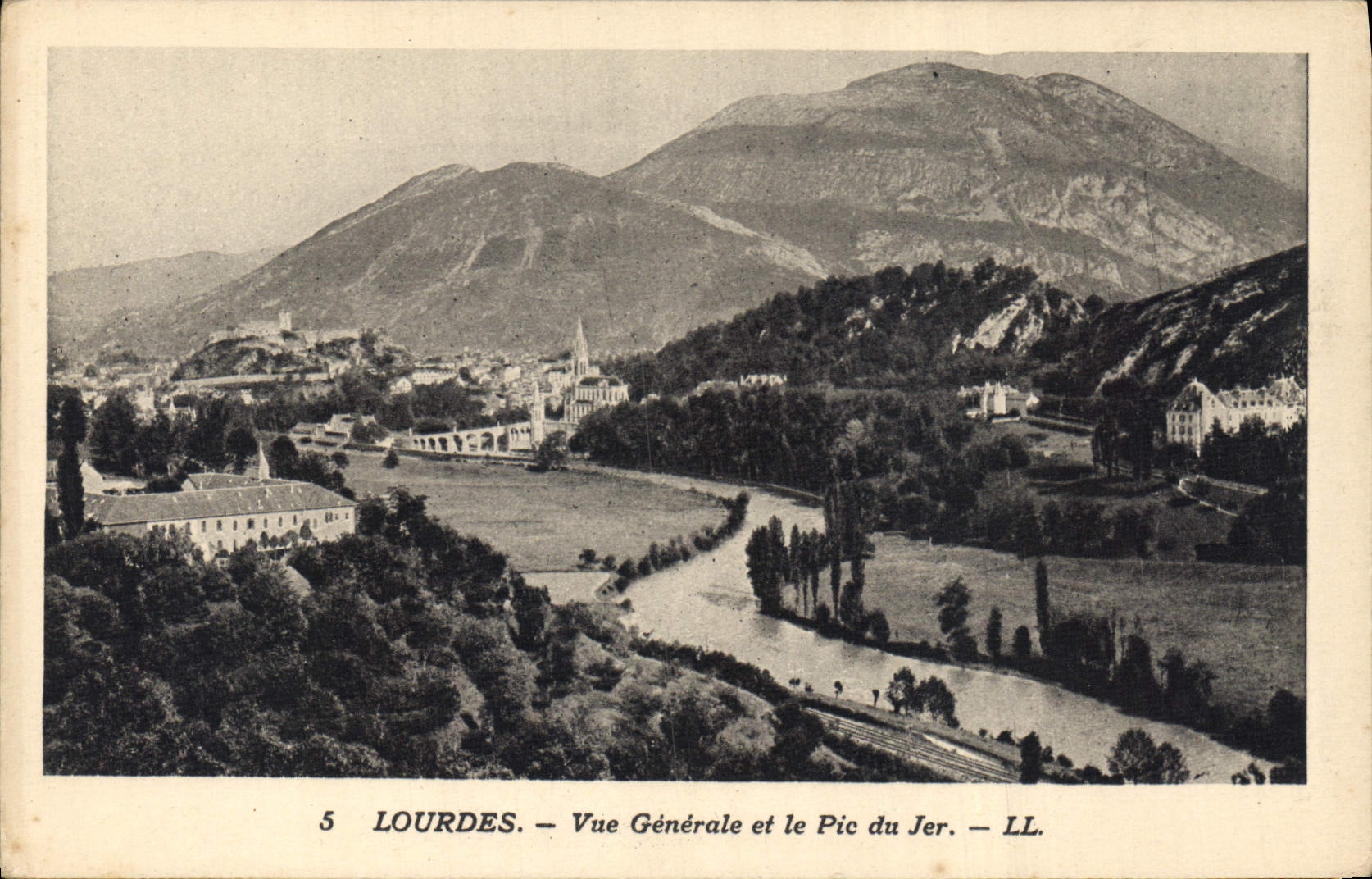 CPA Lourdes vue generale et le Pic du Jer 