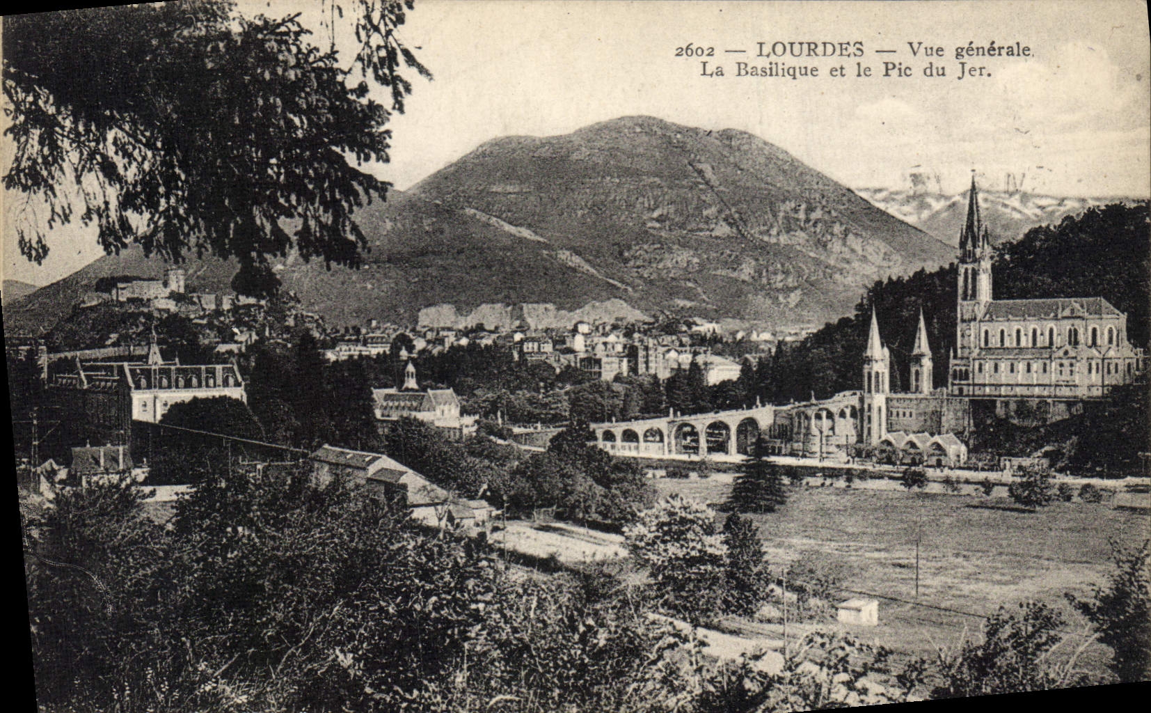 CPA Lourdes vue generale la Basilique et le Pic du Jer 