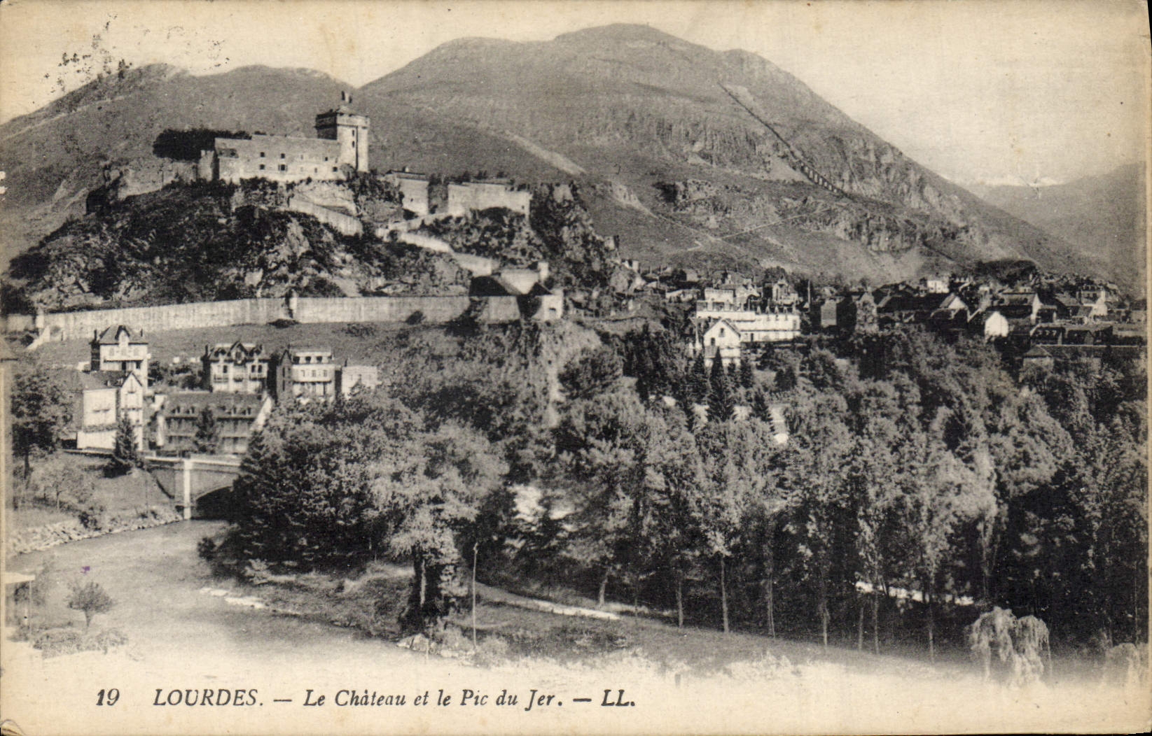 CPA Lourdes le Chateau et le Pic du Jer 