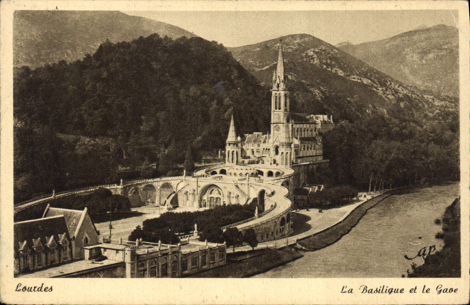 CPA Lourdes La Basilique et le Gave 