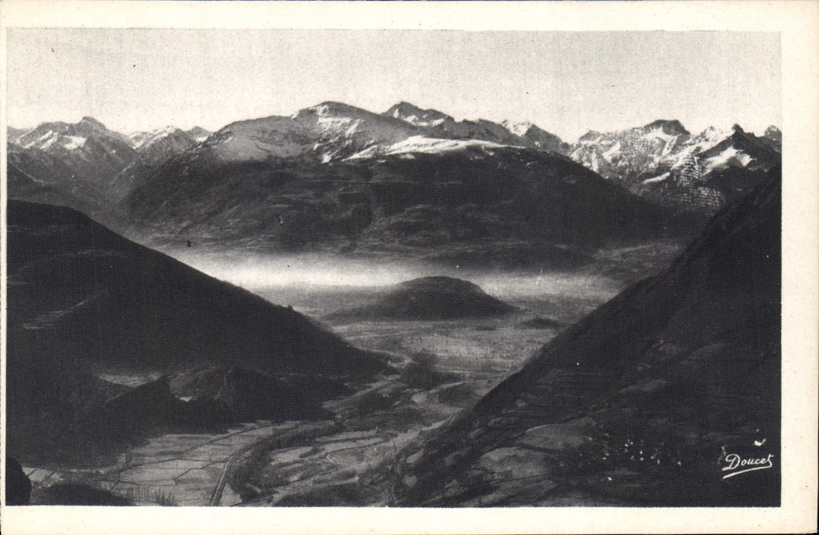 CPA Lourdes la valle d'Argeles et la Chaine des Pyrenees vues du Pic du Jer 