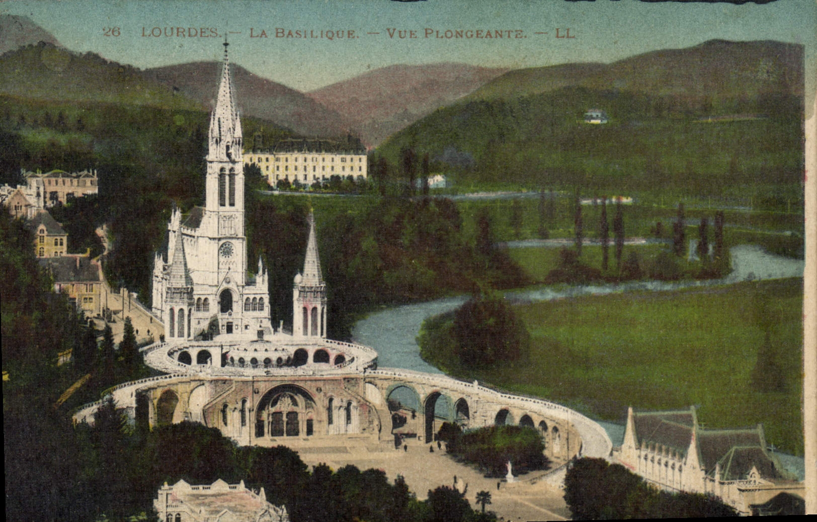 CPA Lourdes la Basilique vue plongeante 