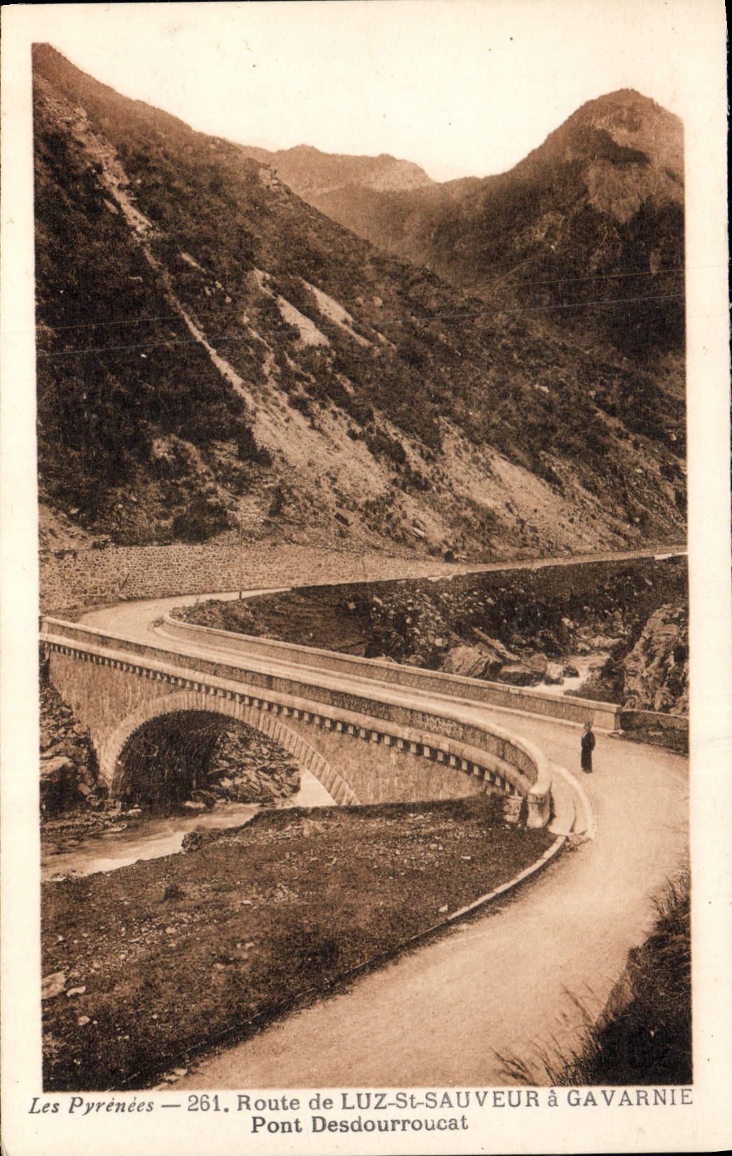 CPA Les Pyrenees Route de Lu St Sauveur a Gavarnie Pont Desdourroucat 