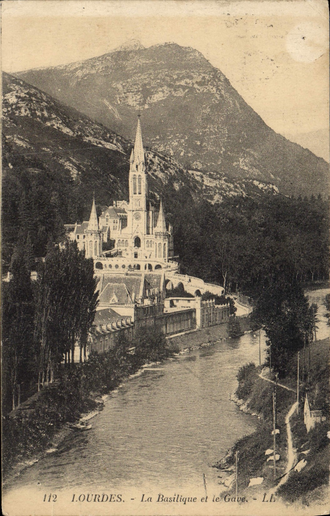 CPA Lourdes la Basilique et le Gave 