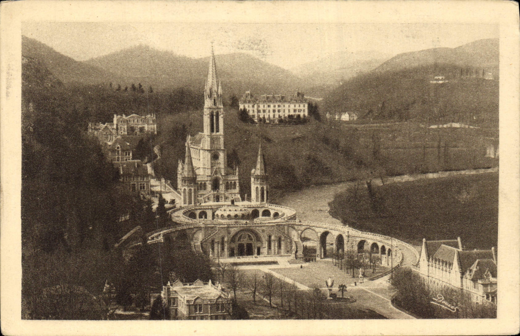 CPA Lourdes la Basilique vue du Chateau Fort 