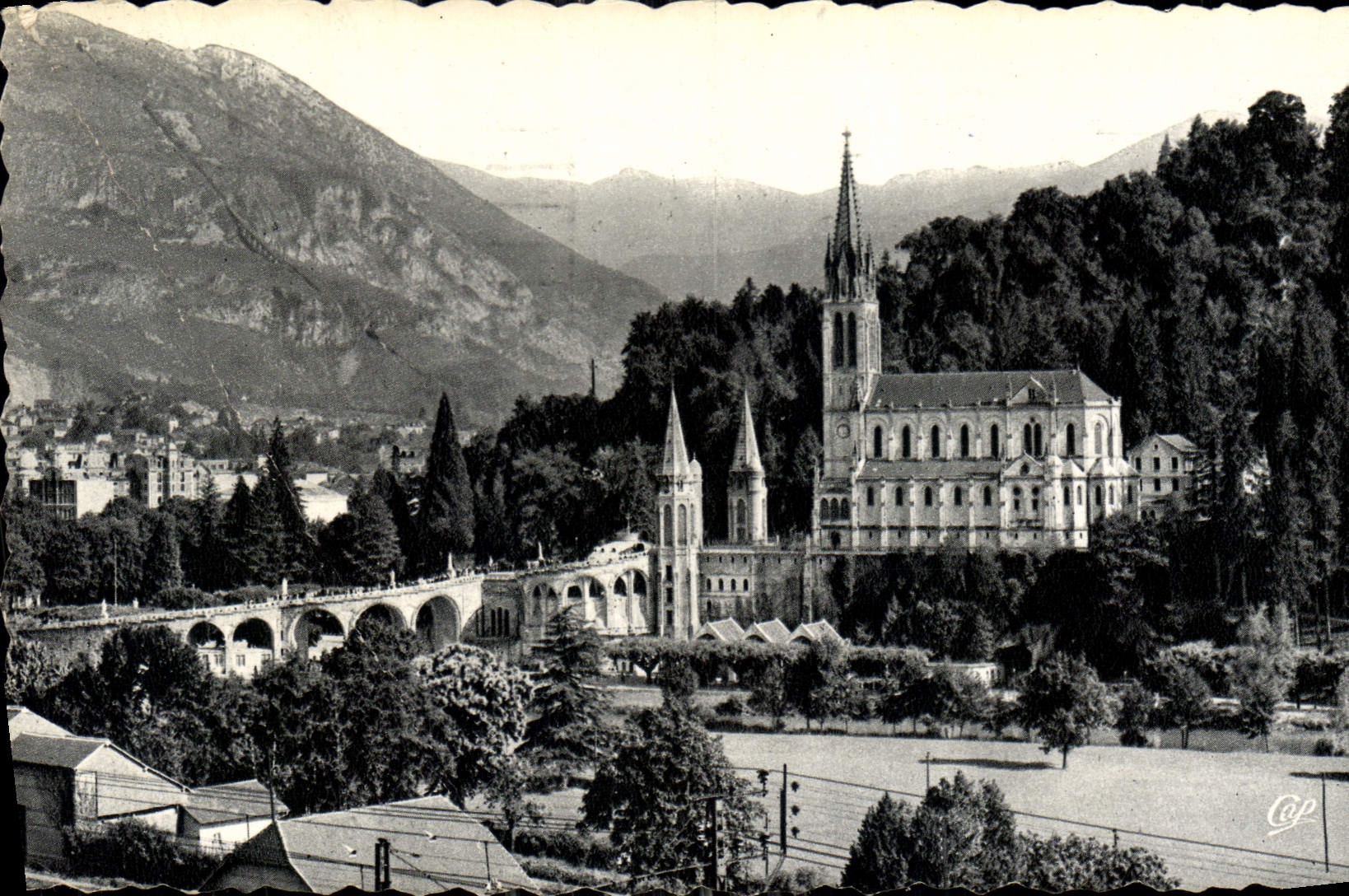 CPA Lourdes la Basilique et le Pic du Jer 