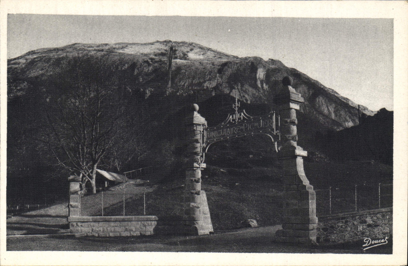 CPA Lourdes Pic du Jer Entree de la Gare du Funiculaire 