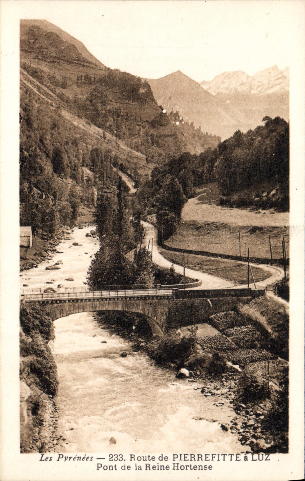 CPA Les Pyrenees Route de Pierrefitte a Luz Pont de la Reine Hortense