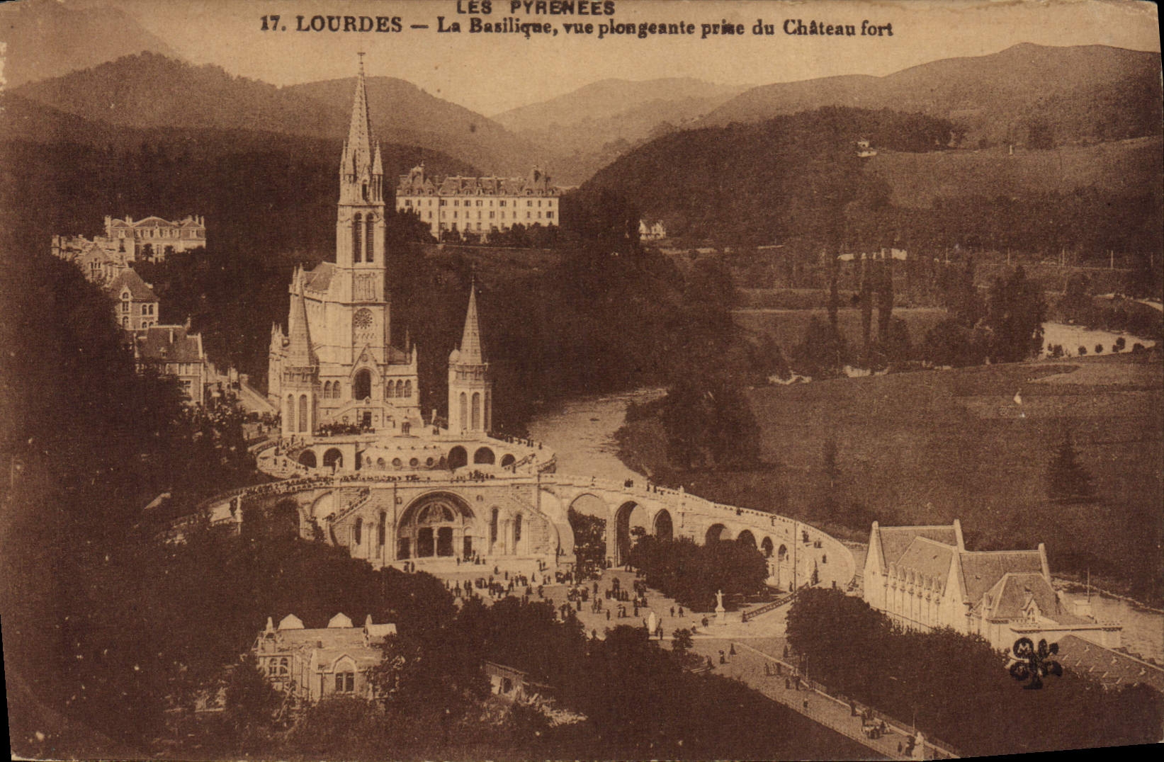 CPA Les Pirenees Lourdes La Basilique vue plongeante prise du Chateau fort 